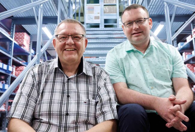 Werner Schasche und Jan Lecköny (v.l.) sind die beiden ersten Spezialisten im gerade neu gegründeten Kompetenzzentrum für Motorenteile der Bielefelder Fritz Wittich GmbH