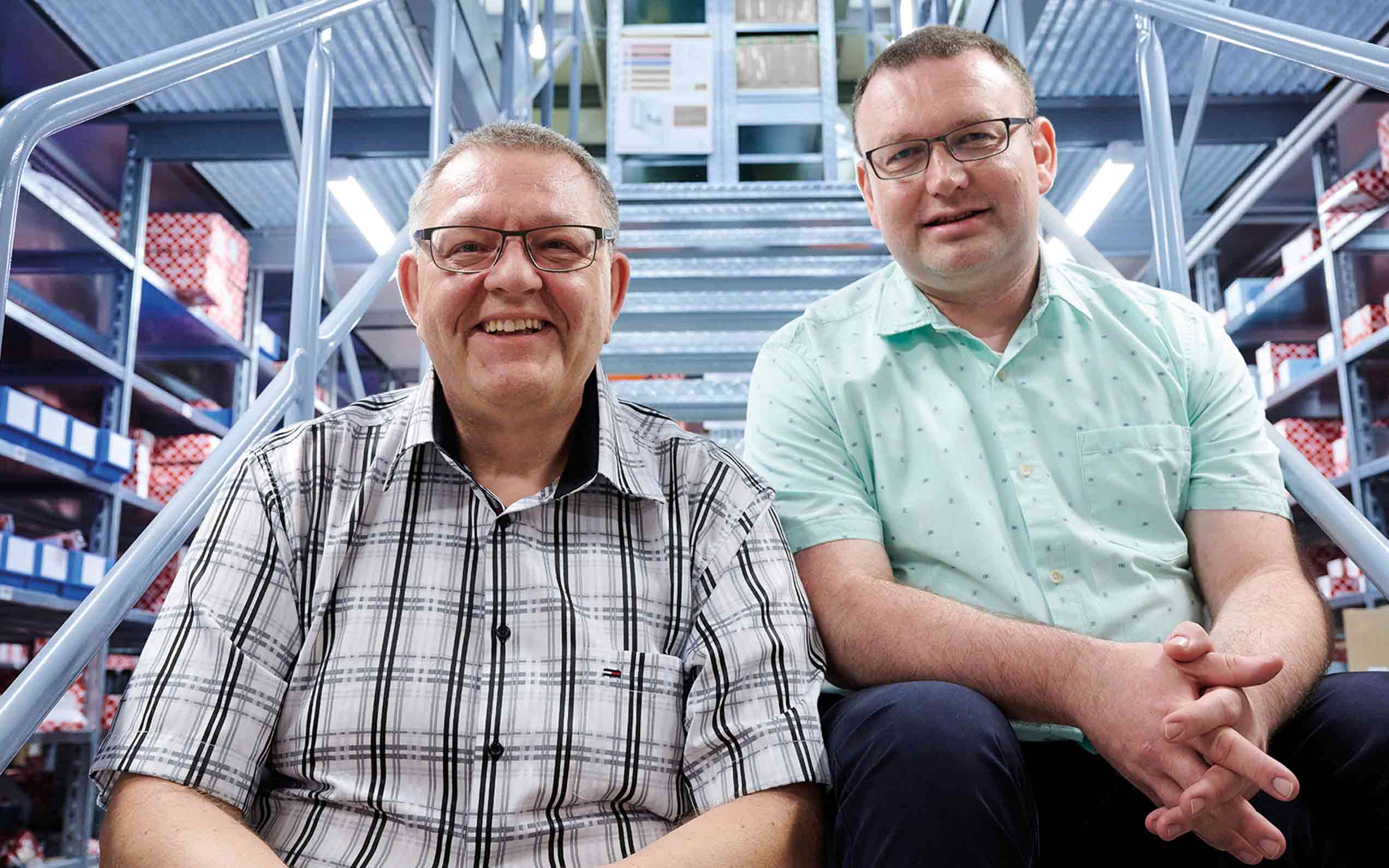 Werner Schasche und Jan Lecköny (v.l.) sind die beiden ersten Spezialisten im gerade neu gegründeten Kompetenzzentrum für Motorenteile der Bielefelder Fritz Wittich GmbH
