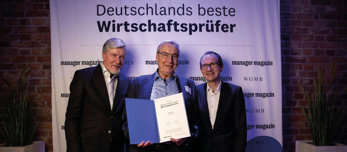 Im Berliner Spreespeicher wurden „Deutschlands beste Wirtschaftsprüfer für den Mittelstand“ ausgezeichnet Von links: Prof. Dr. Dietmar Fink (WGMB), Dr. Gunter Friebe und Michael Freitag (Stellvertretender Chefredakteur des Manager-Magazin)
