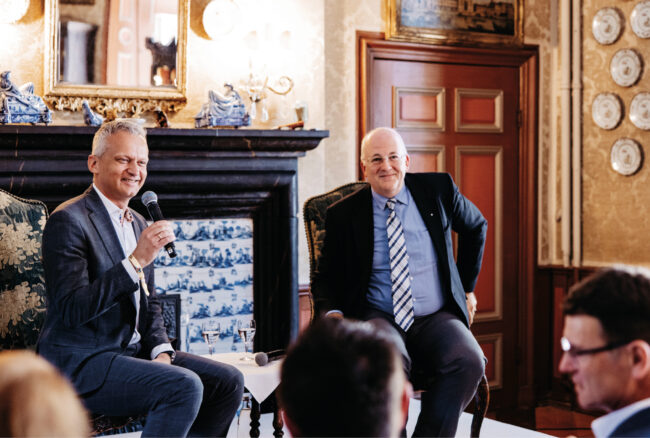Dr. Ralf Geruschkat (Geschäftsführer SIHK Hagen) mit Wirtschaftsanwalt Reinhard von Hennings bei der Podiumsdiskussion (Foto: Pia Mertens)
