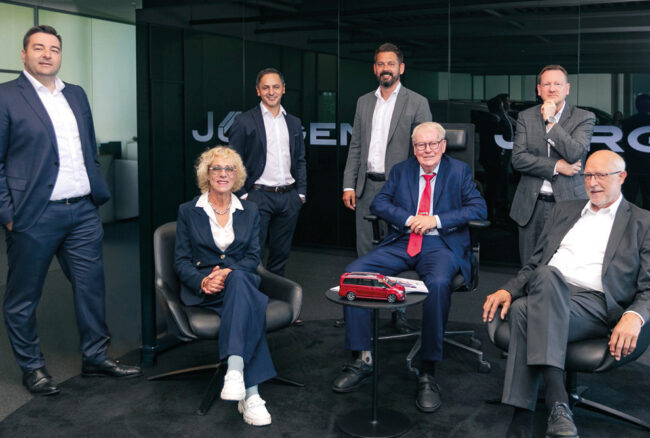 v.l. stehend: Die Geschäftsführung der Jürgens Gruppe Tino Schneider, Mentor Hajdari, Daniel Junker und Frank Döhring (Vorsitzender der Geschäftsführung). v.l. sitzend: Die Inhaber Frau Dr. Claudia Fular-Jürgens und Herr Jürgen Jürgens gemeinsam mit dem Beirat Dr. Stephan Reiners.