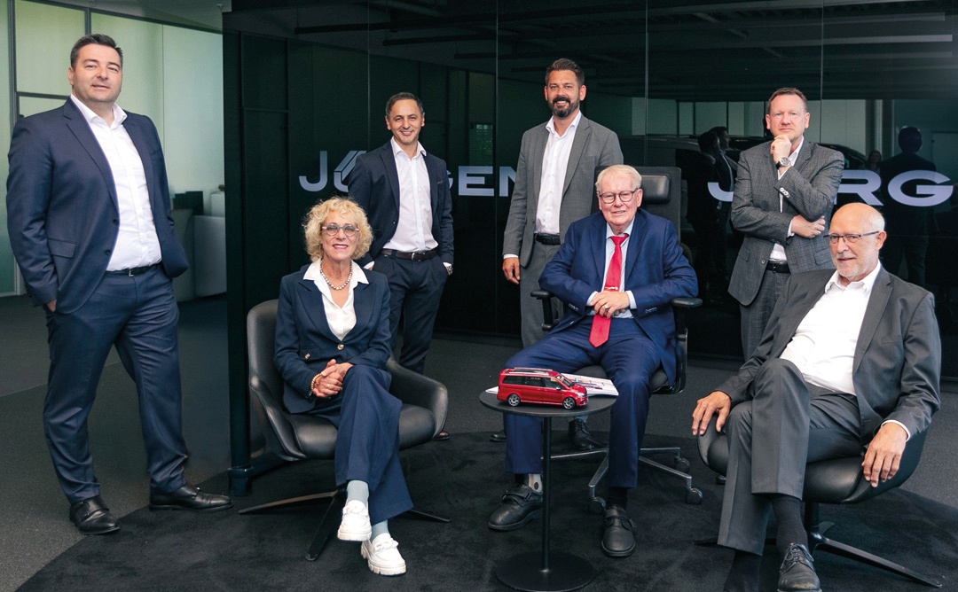 v.l. stehend: Die Geschäftsführung der Jürgens Gruppe Tino Schneider, Mentor Hajdari, Daniel Junker und Frank Döhring (Vorsitzender der Geschäftsführung). v.l. sitzend: Die Inhaber Frau Dr. Claudia Fular-Jürgens und Herr Jürgen Jürgens gemeinsam mit dem Beirat Dr. Stephan Reiners.